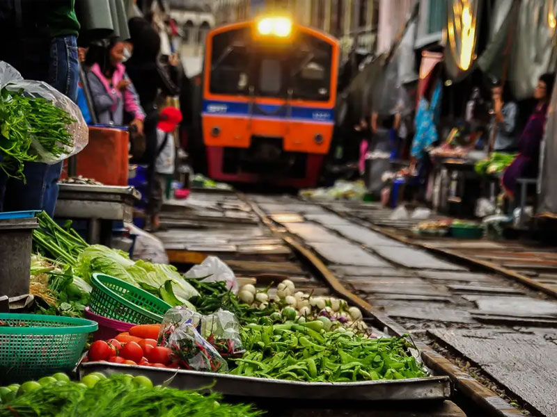 Maeklong Railway Market & Damnoensaduak Floating Market