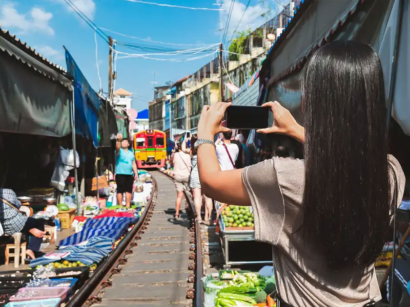 Maeklong Railway Market & Damnoensaduak Floating Market