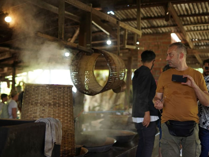 Maeklong Railway Market, Floating Market and Ayutthaya Tour
