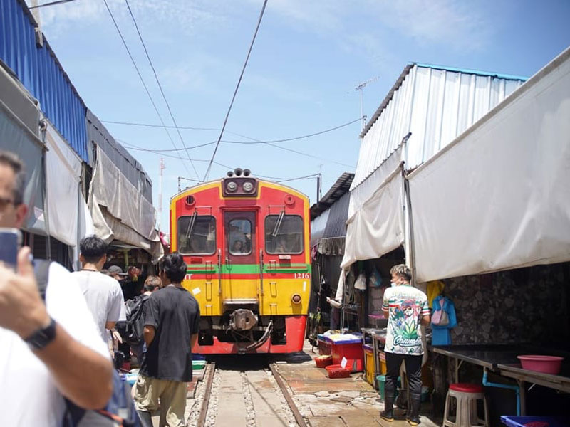 Maeklong Railway Market, Floating Market and Ayutthaya Tour