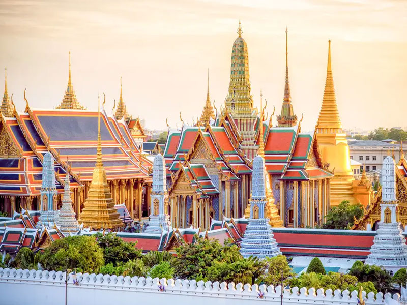 Bangkok Serenity Walk: Grand Palace to Wat Arun