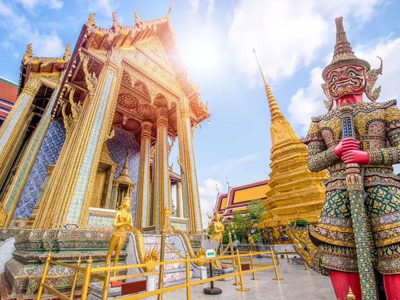 Bangkok Serenity Walk: Grand Palace to Wat Arun